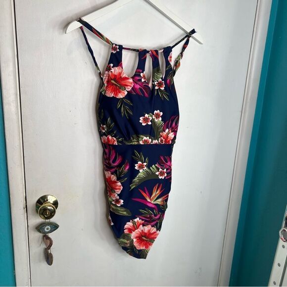 Kona sol floral one piece crisscrossed back straps - Picture 2 of 5